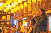 体验“中国年”！春节假期外国人来华旅游升温